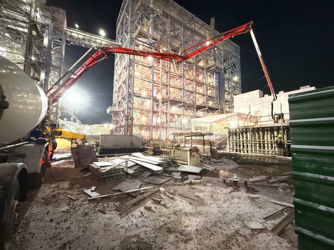 Night pour at the Hot Leach Plant extension