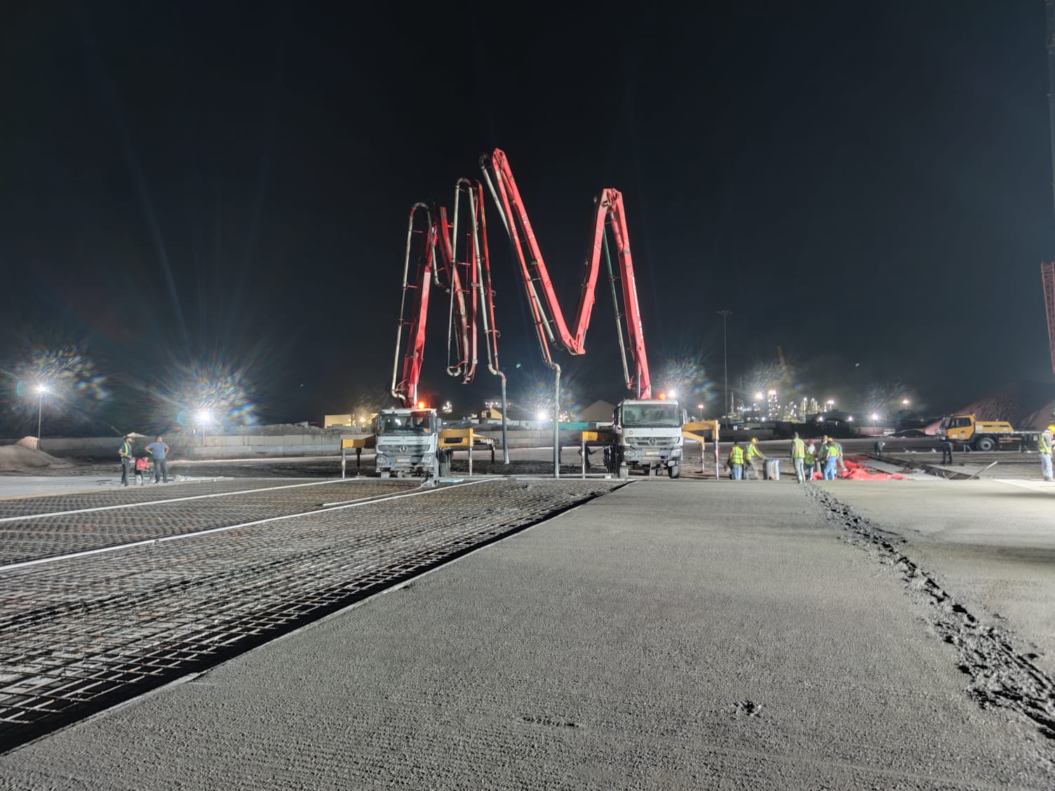 Night concrete pour with twin boom pumps