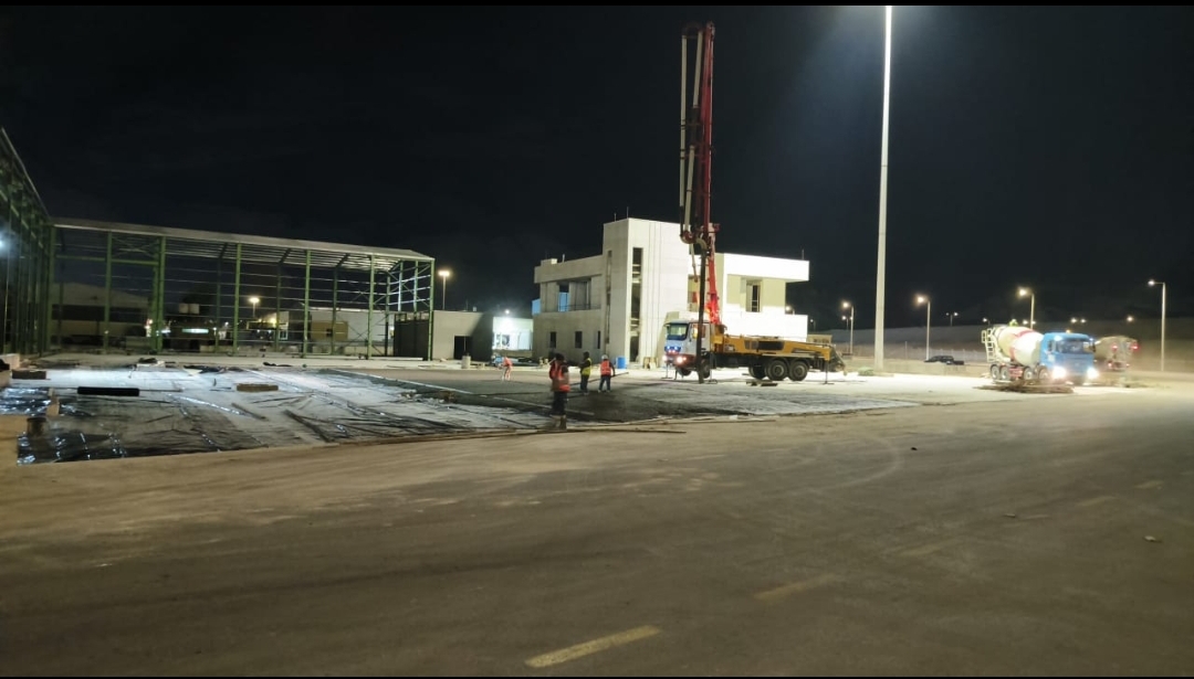 Night slab pour for a heavy-equipment hangar